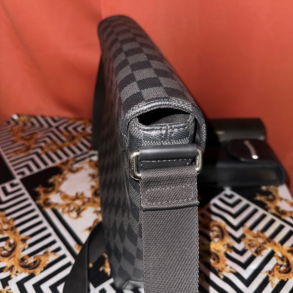 LOUIS VUITTON DISTRICT NM MESSENGER BAG - DAMIER GRAPHITE PM - Picture 11 of 13